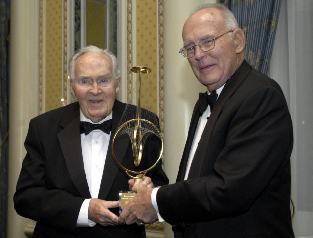 2005년 고든 무어(오른쪽)가 모토로라 회장으로부터 공로상을 수상하고 있다. AFP연합뉴스