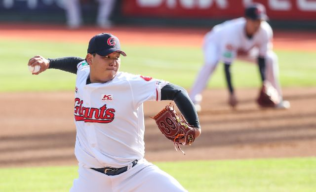 최동원기념사업회는 27일 이사회를 열어 '제1회 고교 최동원상' 수상자인 전 롯데 자이언츠 투수 서준원의 수상 자격을 박탈하기로 결정했다. 부산일보DB