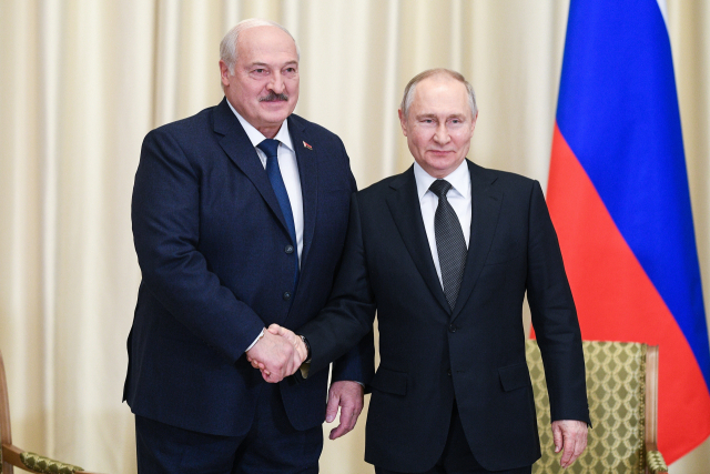 러시아가 벨라루스에 전술 핵무기를 배치하겠다고 선언했다. 알렉산드르 루카셴코(왼쪽) 벨라루스 대통령과 블라디미르 푸틴 러시아 대통령이 지난달 17일 정상회담에서 악수하고 있다. 타스연합뉴스