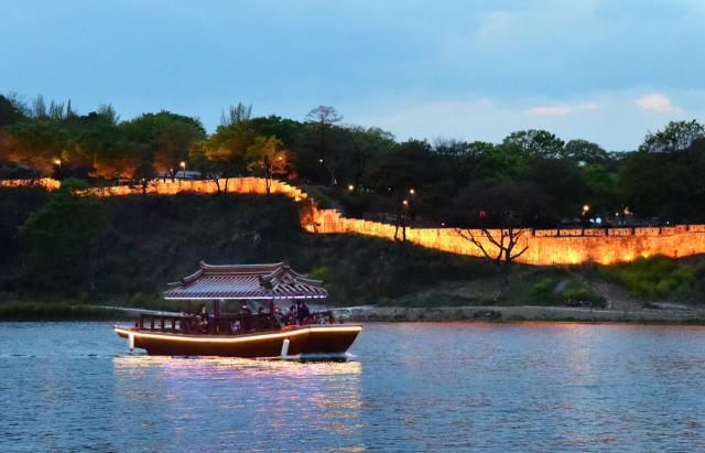 김시민호에서는 진주성과 촉석루, 의암 등의 야경을 관람할 수 있다. 진주시 제공