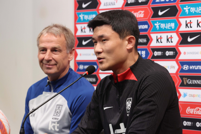 우루과이와 평가전을 하루 앞둔 대한민국 축구대표팀 김민재 선수가 27일 파주 NFC에서 열린 공식 기자회견에서 질문에 답하고 있다. 왼쪽은 위르겐 클린스만 감독. 연합뉴스