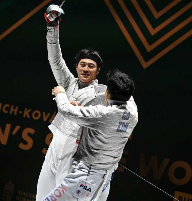 국제펜싱연맹(FIE) 부다페스트 월드컵 사브르 단체전 결승에서 독일을 상대로 극적인 우승을 끌어낸 오상욱(위)이 동료들과 환호하고 있다. FIE SNS 캡처