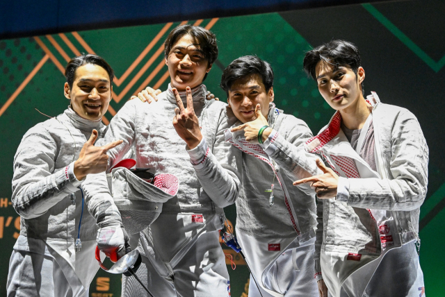한국 남자 펜싱 사브르 대표팀이 헝가리 부다페스트에서 열린 국제펜싱연맹(FIE) 월드컵 단체전에서 극적인 역전승으로 금메달을 목에 걸었다. 왼쪽부터 김정환, 오상욱, 구본길, 김준호. FIE SNS 캡처