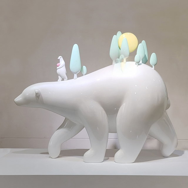 변대용 작가는 큰 곰 위에 작은 곰과 달이 뜬 숲의 모습을 올려 달빛 산책을 표현했다. 작가 제공