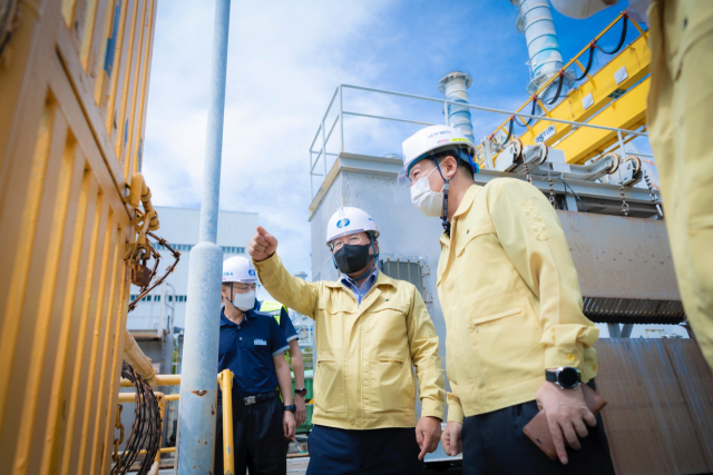 이승우 한국남부발전 사장(왼쪽 두 번째)이 부산빛드림본부 해수 취수구에서 현장경영을 하고 있다. 한국남부발전 제공