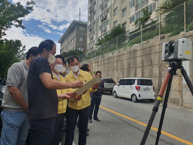 부산도시공사는 안전을 최우선으로 다양한 지역 현안 사업들을 진행 중이다. 부산 영도구 동삼동 사업현장의 안전 점검 현장. 부산도시공사 제공