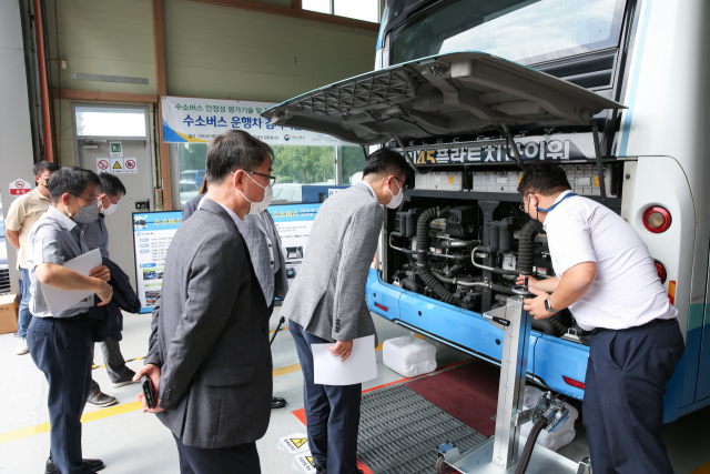 한국교통안전공단은 자율주행차 기술개발 지원과 드론·UAM(도심항공교통) 안전관리 시스템 구축 등 우리나라 미래 모빌리티 시대를 여는 데 핵심적인 역할을 맡고 있다. 창원 자동차검사소에서 수소차 수소내압용기 검사장비를 실증하는 모습. 한국교통안전공단 제공