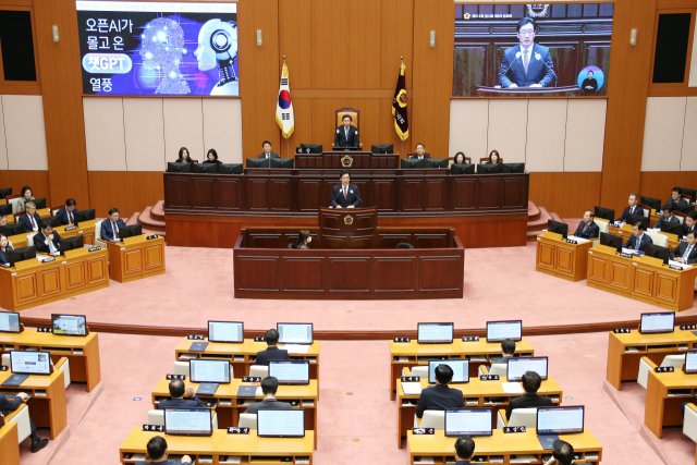국민의힘 김광명 시의원이 지난 17일 제312회 부산시의회 임시회 본회의에서 시의회 최초로 챗GPT가 작성한 원고로 5분 자유발언을 하고 있다. 부산시의회 제공