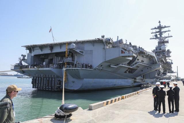 28일 부산 작전기지에 미 핵 추진 항공모함 니미츠(CVN-68)가 입항해 있다. 미 제11항모강습단은 전날 제주 남방 공해상에서 해군과 연합해상훈련을 펼쳤다. 김종진 기자 kjj1761@