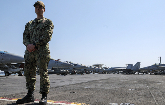 28일 부산 작전기지에 입항한 미국 핵 추진 항공모함 니미츠(CVN-68) 갑판에 F/A-18 전투공격기를 비롯한 항공기들이 서 있다. 김종진 기자 kjj1761@