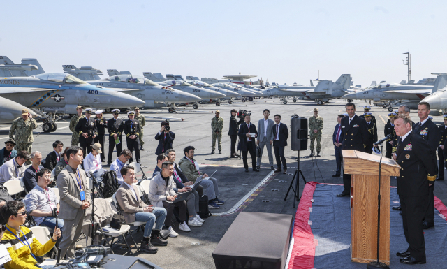 28일 부산 작전기지에 입항한 미국 핵 추진 항공모함 니미츠(CVN-68) 갑판에서 열린 한미 기자회견에 미 제11항모강습단 크리스토퍼 스위니 단장이 발언하고 있다. 김종진 기자 kjj1761@