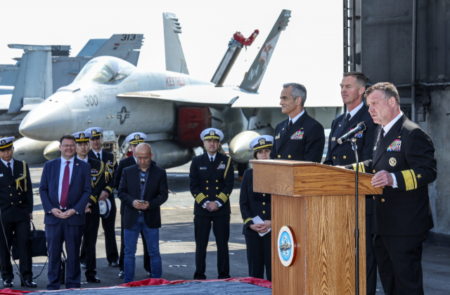 28일 부산 작전기지에 입항한 미국 핵 추진 항공모함 니미츠(CVN-68) 갑판에서 열린 한미 기자회견에 미 제11항모강습단 크리스토퍼 스위니 단장이 발언하고 있다. 김종진 기자 kjj1761@