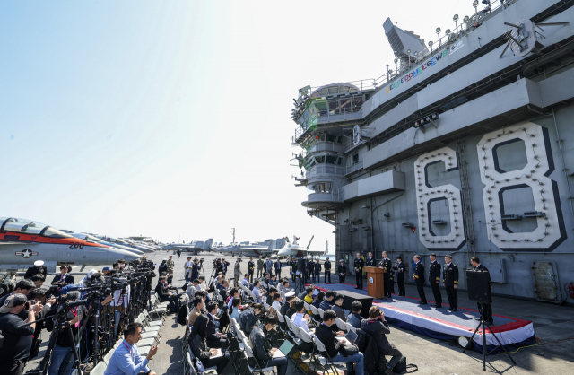 28일 부산 작전기지에 입항한 미국 핵 추진 항공모함 니미츠(CVN-68) 갑판에서 한미 기자회견이 진행되고 있다. 김종진 기자 kjj1761@