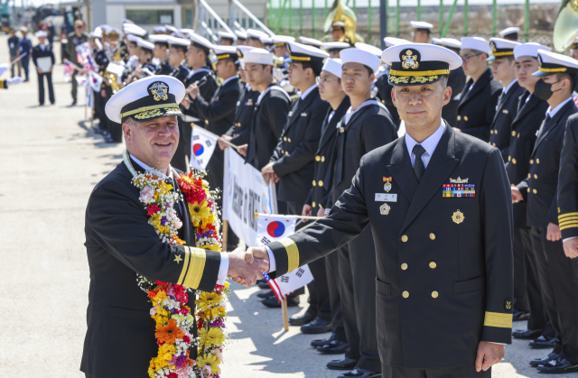 28일 부산 작전기지에 미국 핵 추진 항공모함 니미츠(CVN-68)가 입항해 미 제11항모강습단 크리스토퍼 스위니 단장과 해군작전사령부 김지훈 해양작전본부장이 악수를 나누고 있다. 김종진 기자 kjj1761@
