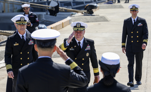 28일 부산 작전기지에 미국 핵 추진 항공모함 니미츠(CVN-68)가 입항해 미 제11항모강습단 크리스토퍼 스위니 단장과 해군작전사령부 김지훈 해양작전본부장이 인사를 나누고 있다. 김종진 기자 kjj1761@