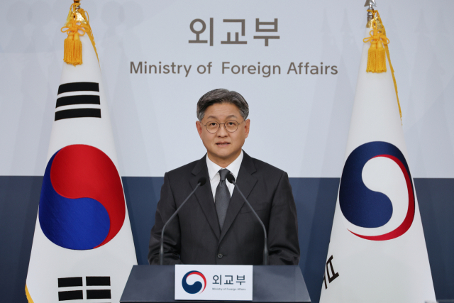 임수석 외교부 대변인이 28일 오후 서울 종로구 외교부에서 일본 정부의 초등학교 교과서 검정 결과 발표와 관련한 질문에 답하고 있다. 연합뉴스