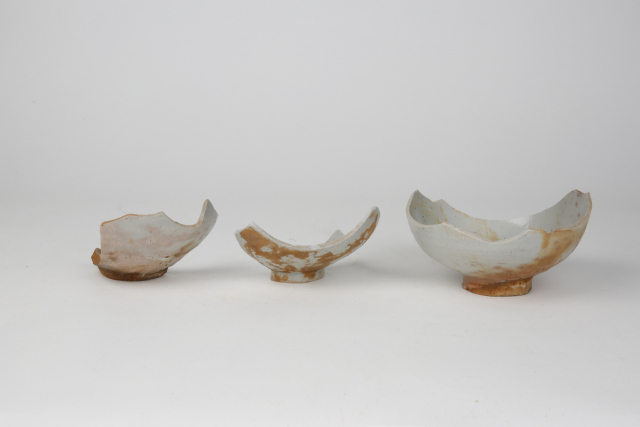 출토품 백자 사발. 김해시 제공