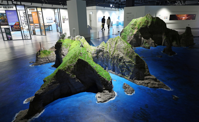 일본 정부가 초등학교 교과서 검정 결과를 발표한 28일 오후 서울 영등포구 동북아역사재단 독도체험관을 찾은 시민이 전시물을 둘러보고 있다. 연합뉴스