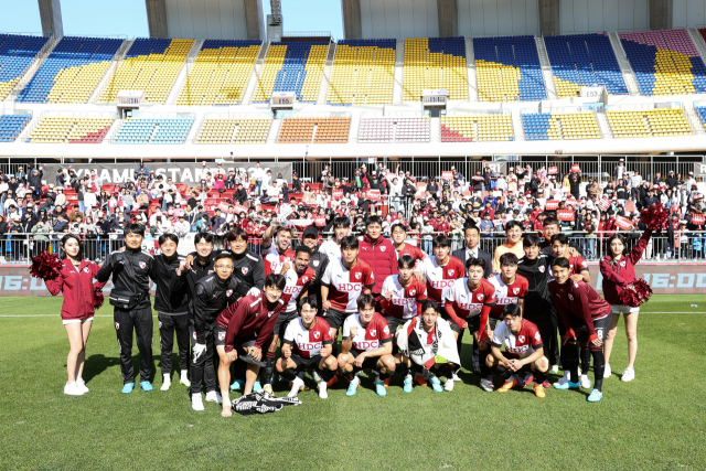 지난 19일 김천 상무를 상대로 한 홈 개막전에서 3-1로 이긴 부산아이파크 선수단. 부산아이파크 제공