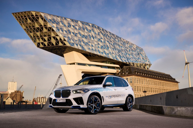 오는 31일 개막하는 ‘2023 서울모빌리티쇼’에 신차들이 대거 선보인다. 올해 국내 자동차 시장에서 주목을 끌 것으로 예상되는 BMW 첫 수소연료전지차 ‘iX5 하이드로젠 프로토타입’. BMW코리아 제공