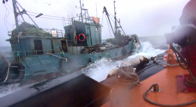 해양경찰청이 지난 27일 불법으로 조업중인 중국어선 2척을 '경제수역어업주권법' 위반혐의로 나포했다고 28일 밝혔다. 사진은 중부지방해양경찰청 서해5도특별경비단 고속단정이 서해에서 도주 중인 불법 조업 중국어선을 추적하는 모습. 연합뉴스