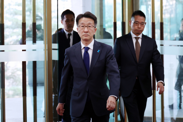 일본 정부가 초등학교 교과서 검정 결과를 발표한 28일 오후 외교부에 초치된 구마가이 나오키 주한일본대사관 총괄공사가 서울 종로구 외교부 청사로 들어가고 있다. 연합뉴스