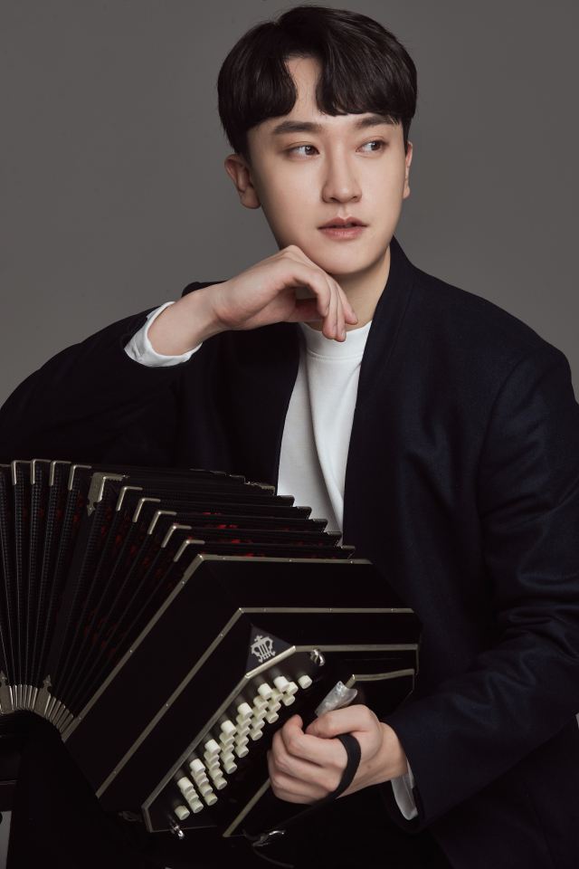 작곡가 겸 반도네이스트 김종완. 친친탱고 제공