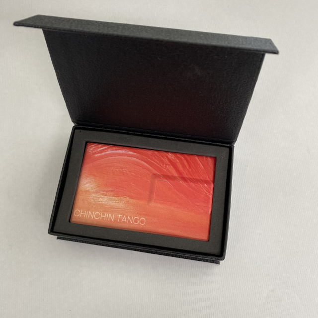 카드형USB에 담긴 새 EP 앨범. 친친탱고 제공