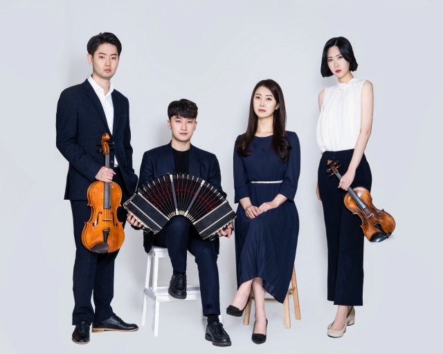 부산대 동문인 ‘친친탱고’ 멤버들. 왼쪽부터 독일 유학 중인 정하람 비올리스트, 작곡가 겸 반도네이스트 김종완 대표, 이안나 피아니스트, 강소연 바이올리니스트. 친친탱고 제공