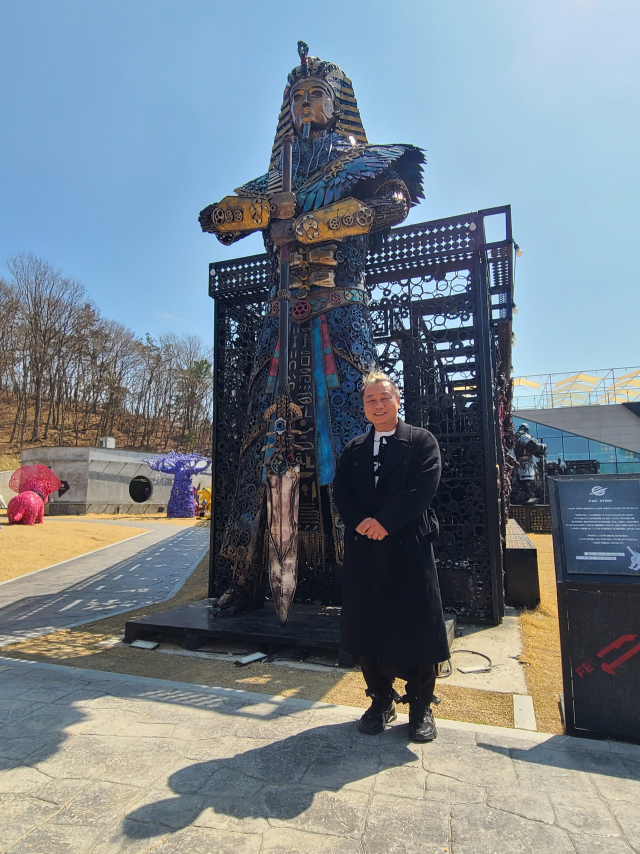 FE01에서 만난 김후철 작가. 그는 외계인 마을인 FE01의 속편인 FE02를 공룡 마을을 콘셉트로 꾸밀 계획이라고 말했다.