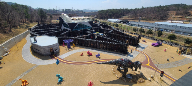 울산 정크 아트 복합문화공간 ‘FE01’. FE버거 루프톱에 있는 전망대에 오르면 우주선 모양의 야외 전시 공간을 한눈에 내려다볼 수 있다.