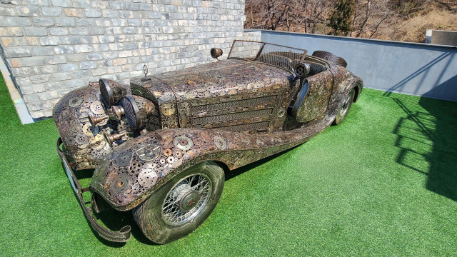 FE01이 자랑하는 정크 아트 작품인 벤츠 자동차 모형. 포토존으로 인기가 있다.