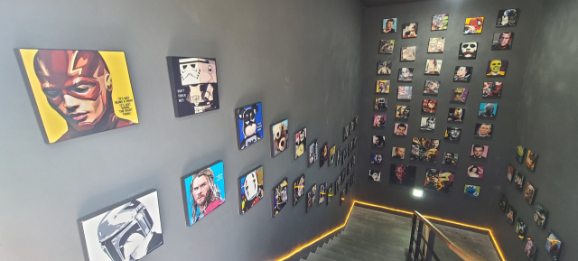 FE버거 루프톱으로 올라가는 계단에 전시된 디스플레이용 액자들. 계단을 오르는 동안 눈이 즐겁다.