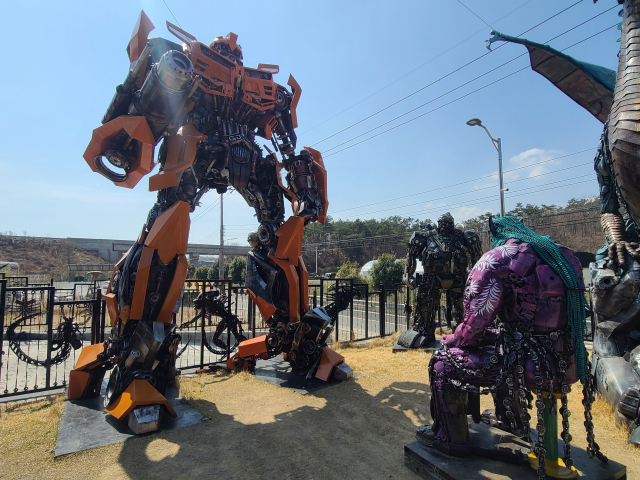 영화 ‘트랜스포머’에 등장하는 로봇도 눈에 띈다.
