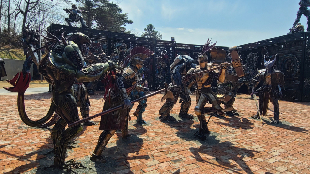 전투 중인 외계인들. 전투 장면을 사실적으로 묘사했다.