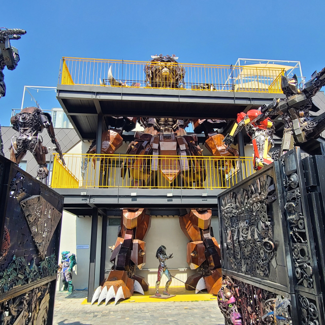 FE카페 건물 뒤편에 서 있는 13m짜리 초대형 로봇. 로봇의 이름은 따로 없지만 얼굴이 호랑이를 닮았다. 다가서면 크기가 어마어마하다.