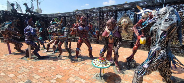 외계인 레스토랑에서 맥주를 마시며 얘기를 나누는 외계인들.