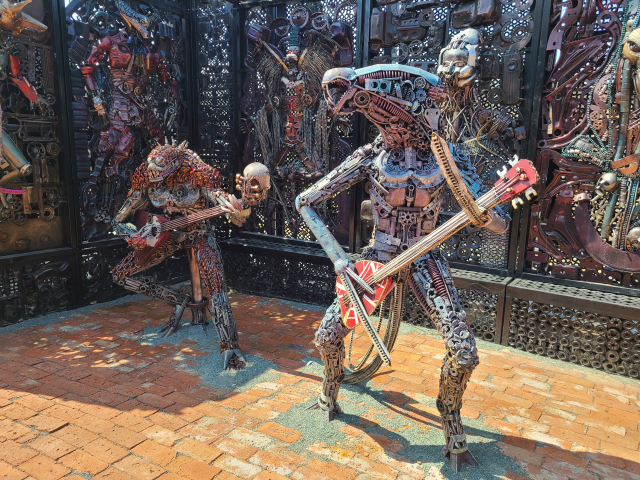 기타를 치고 있는 외계인들.