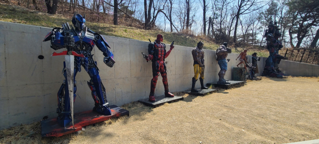 야외 전시 공간 뒤편 영화 캐릭터존에는 친숙한 영화 속 주인공들이 늠름하게 서 있다.