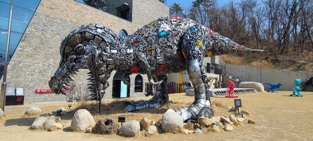 티라노사우루스를 실제 크기로 재현한 대형 정크 아트는 단박에 눈길을 사로잡는다. 입체감이 돋보여 살아 움직이는 듯하다.