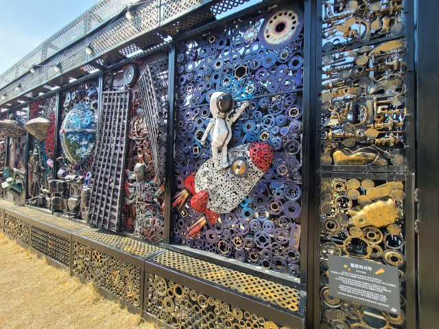 FE01의 우주선 모양 야외 전시 공간은 미로 형태로 전시 공간을 나누고 있다. 벽체의 길이가 길다 보니, 벽체에 설치된 부조 형식의 작품은 무려 740여 점이나 된다. 작품의 섬세함에 놀란다.