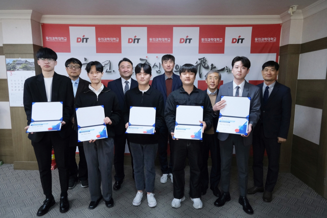 지난 28일 대학본관 총장실에서 열린 장학증서 전달식에서 김영도 총장, 반도체과 교수와 학생들이 단체 기념사진 촬영을 하고 있다.