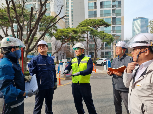경사로 작업환경에 대해 안전을 당부하는 김장현 한전KDN 사장. 한전KDN 제공