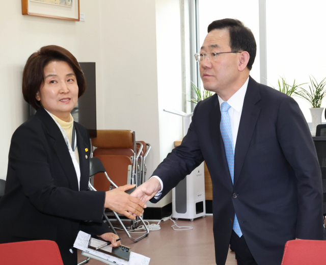 국민의힘 주호영 원내대표가 29일 오전 ‘쌍특검’(50억 클럽 특검과 김건희 여사 특검)의 처리를 요구하기 위해 국회 국민의힘 원내대표실을 방문한 정의당 이은주 원내대표와 인사하고 있다. 연합뉴스 제공.