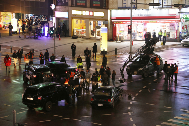 2017년 부산에서 마블 영화 ‘블랙 팬서’를 촬영하는 현장. 한국 촬영 당시 대행사 미스터로맨스가 현장을 총괄했다. 부산영상위원회는 해외 제작사 부산 로케이션 촬영을 대행하는 ‘프로덕션 서비스’ 강화를 추진한다. 부산영상위원회 제공