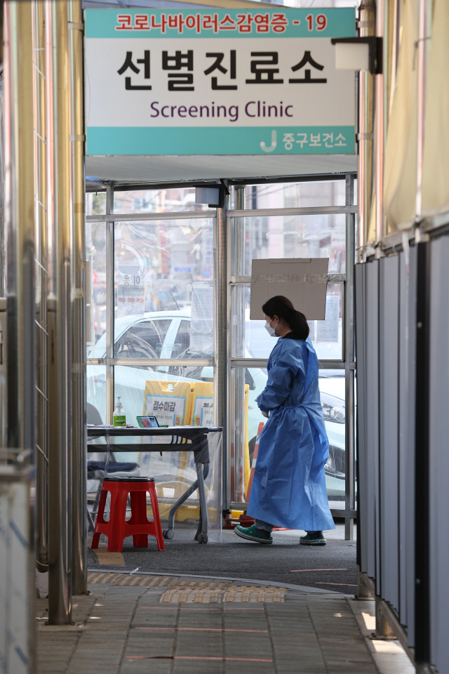 정부가 코로나19 위기 단계를 하향하는 등의 엔데믹 로드맵을 발표했다. 한산한 모습으로 검사자를 기다리는 서울 중구 보건소 선별진료소 의료진. 연합뉴스