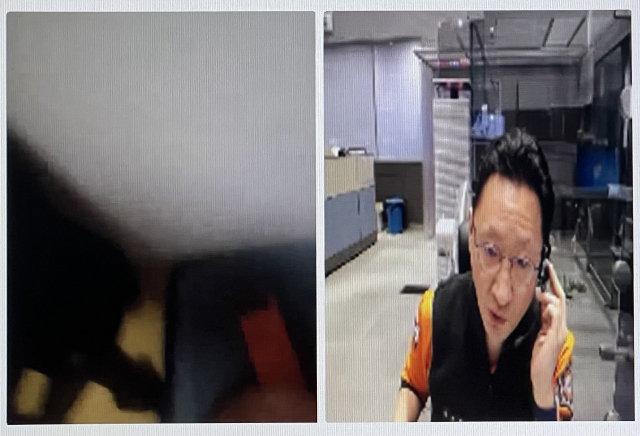 김재현 소방위(오른쪽)가 영상통화를 응급처치를 지도하는 모습