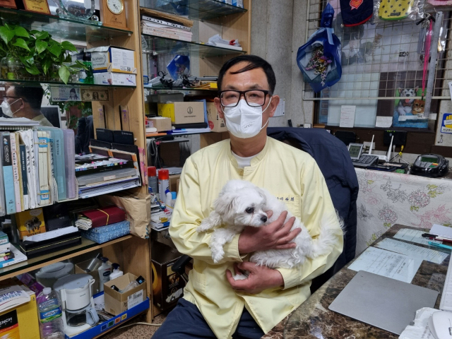 이장희 원장이 보호 중인 강아지를 안고 있다. 김수빈 부산닷컴 기자