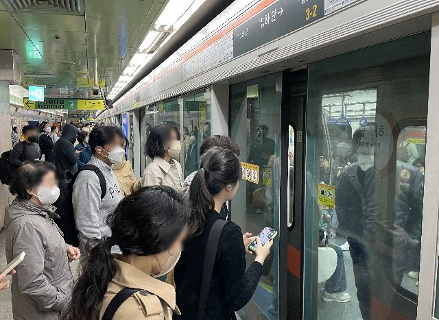 부산 도시철도 1호선에서 출근길 시민들이 지하철을 이용하고 있다. 부산일보DB