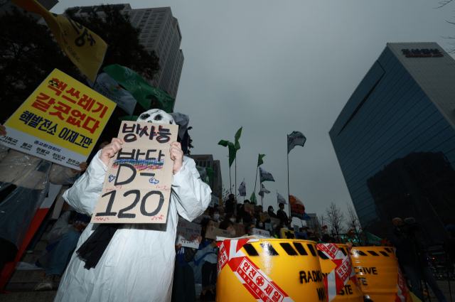 11일 일본 후쿠시마 원전 사고 12주기를 앞두고 9일 중구 서울파이낸스센터 앞에서 열린 '탈핵 행동의 날' 집회에서 환경운동연합 등 시민사회·환경단체 회원들이 정부의 핵 진흥 정책과 일본의 후쿠시마 원전 오염수 방류를 반대하며 펼침막과 손팻말을 들어보이고 있다. 연합뉴스